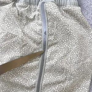 Lululemon Hotty Hot Lined Running Shorts Gray White Ditsy Daisy Print Size 12 thumbnail 8