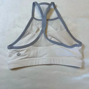 Lululemon Athletica‎ White and Gray Sports Bra Size 2 thumbnail 3