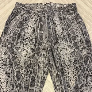 Equipment Women’s Silk Snakeskin Black & White Print Loose Fit Pants Size Small thumbnail 2
