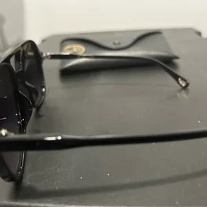 Stylish Black Aviator Sunglasses thumbnail 4