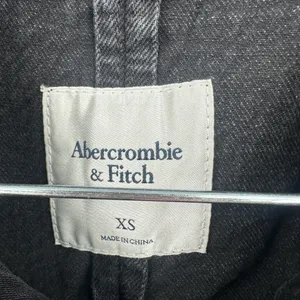 Abercrombie & Fitch Women's Black‎ Collarless Denim Jacket Size XS thumbnail 4