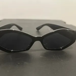 Chic Black Sunglasses thumbnail 3