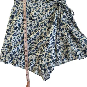 Altar’d State Blue and White Floral Print Faux Wrap Romper Women’s Medium thumbnail 5