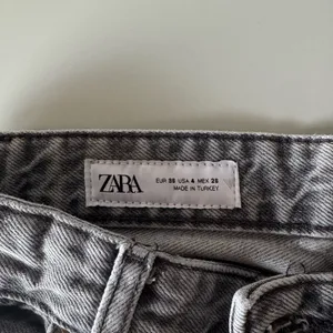 ZARA Gray Straight Leg Raw Hem Jeans thumbnail 4