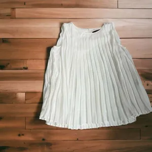 Zara White Pleated Sleeveless Blouse Size M Flowing Chiffon Top thumbnail 6