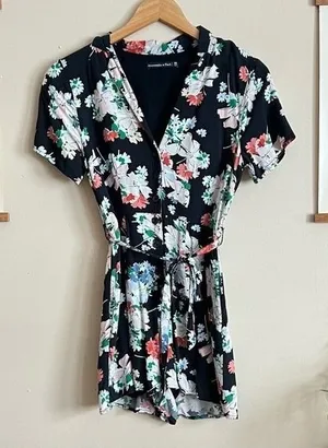 Abercrombie &‎ Fitch Black Floral Button Front Tie Waist Romper XS Short Sleeve thumbnail 1