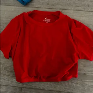 Skims crop top thumbnail 1