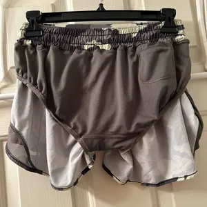 Lululemon Hotty Hot Shorts 4” Low Rise Size 6 Heritage 365 Camo Crispin Green thumbnail 4