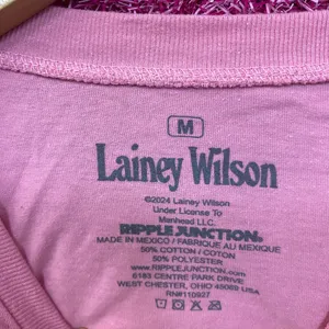 Lainey Wilson 'Heart Like A Truck' Bell Bottom Country Album Pink T-Shirt Medium thumbnail 4