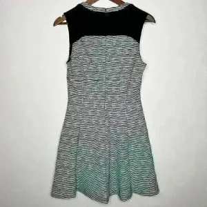 Guess Black/White Stripe Doris sleeveless‎ Textured v-neck dress Sz 8 thumbnail 2