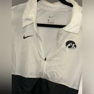 Nike university of Iowa pullover windbreaker women’s small Hawkeyes thumbnail 2