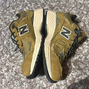 2002R (High Desert/Dark Moss) thumbnail 2