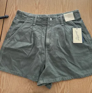 New Women’s Universal Thread Pleated Shorts High Rise Cotton Lyocell Size 8 thumbnail 1