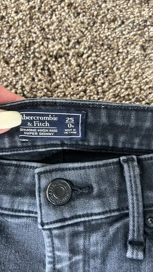 Abercrombie High-Rise Jeans thumbnail 4