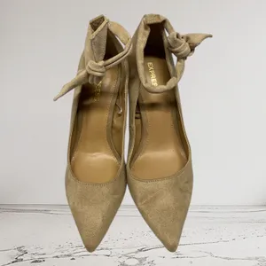 Brand New Store Display Express Women's Size 6 Nude Pump Heels Pointed Toe thumbnail 2