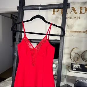 Superdown Carmella Red Lace V-Neck Mini Dress Womens XS EUC thumbnail 4