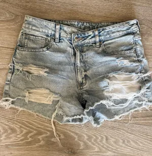 Women’s American Eagle distressed mom Jean shorts size 6 thumbnail 1