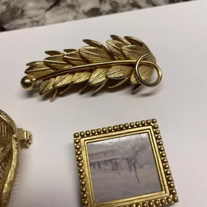 Lot Of 3 Gold Tone Vintage Costume Brooches thumbnail 5
