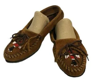 Minnetonka Moccasins Thunderbird Boat Moc Brown beaded size 8.5 thumbnail 1