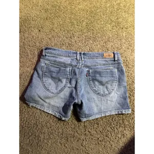Levis Denim Shorts Womens 7 Light Wash Low Rise Raw Hem Cuffed Stretch Jean‎ thumbnail 3
