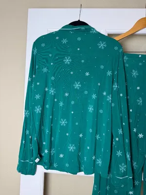 GapBody Gap Body Forever Favorite Green Snowflake Soft Pajama PJ's Size Medium thumbnail 6