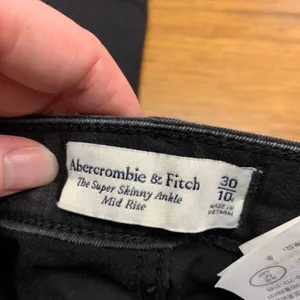 Abercrombie‎ and Fitch The Super Skinny Ankle Mid Rise Black Distressed Jeans 10 thumbnail 6