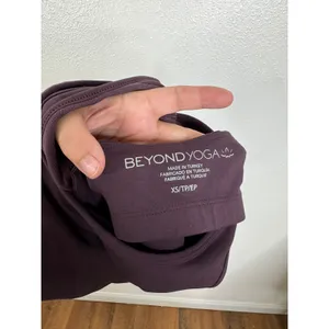 Beyond Yoga Spacedye Slim Racerback Cropped Tank Purple Plum Built-in Bra XS thumbnail 3