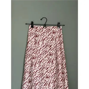 Abercrombie & Fitch Satin Midi Skirt Size XXS Abstract Cream Brown Tree Branches thumbnail 4
