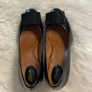 Clarks Artisan Shoes size 8.5 patend leather with bow color black thumbnail 8