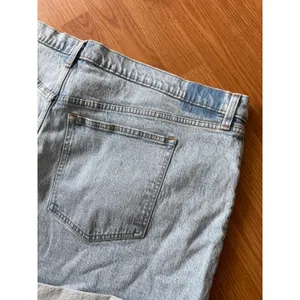 Abercrombie & Fitch The Mom Short High Rise Light Wash Cuffed Denim Size 22 thumbnail 4