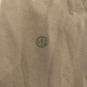 Lululemon On The Fly Crop Pants in Dark Olive size 6‎ thumbnail 7