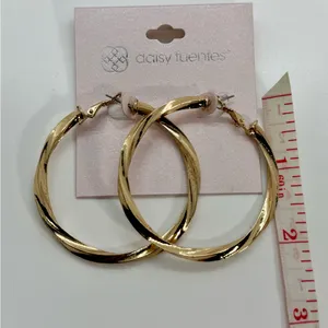 Daisy‎ Fuentes Elegant Large Solid Gold Tone Hoop Earrings NWT thumbnail 5