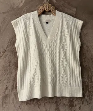 Universal Threads Oversized Cream Cable Knit V-Neck Sweater Tank Women’s Size L thumbnail 1