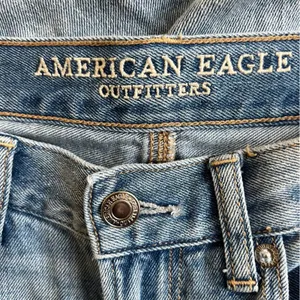 American Eagle Mom Jeans Womens 2 Light Wash Distressed‎ Straight Leg Clean Girl thumbnail 5