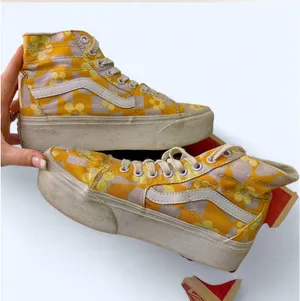 Yellow and white Vans platform with a floral design💛✌🏼 Callouts: needs a good clean - bleach laces !! Other than that their in great condition #vans #platforms #vintage #hippie vibes thumbnail 1
