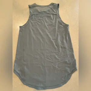 Lululemon Women's Gray Sleeveless Top with mess on back size 6 thumbnail 2