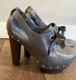 UGG Celestina‎ Grey Leather Platform Women Mule Heels Size 7 thumbnail 1
