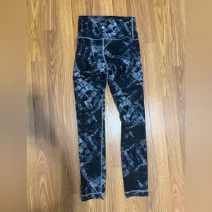 Lululemon Wunder Train High Rise Crop Leggings Abstract Print Size 2. thumbnail 3