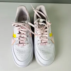 Nike Air Force 1 Platform Leather Sneakers 8 White Pearl Pink Opti Yellow thumbnail 3