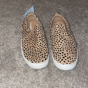 Cat and Jack slip on New leopard print slip in skater shoes size 6 thumbnail 2