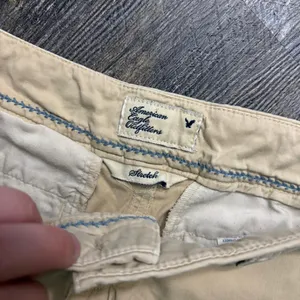 Low Rise 2000s American Eagle tan‎ cargo shorts thumbnail 2