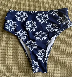 Cupshe Bottoms High-Waisted Swim thumbnail 1