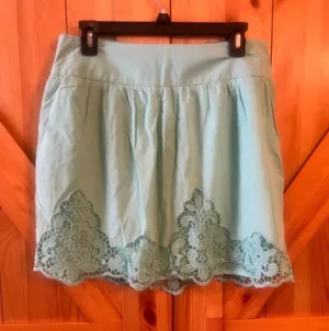 Maurices green size medium skirt lined scalloped lace flower design NWT (3605) thumbnail 1