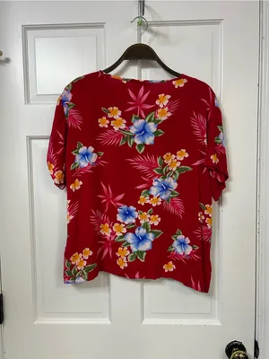 Hawaii Made Hawaiian Top Tropical Floral V-Neck Tunic / Scrub Top- Red Size M thumbnail 2
