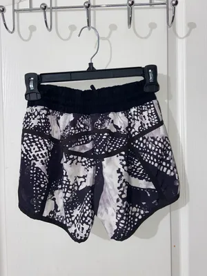 Lululemon Hotty Hot Short 4” thumbnail 3