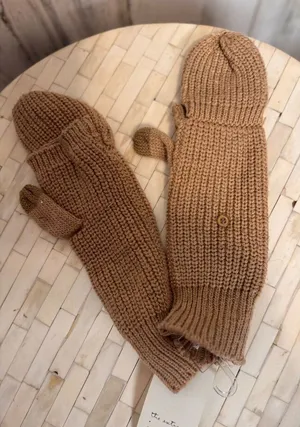 Woman’s mittens Tan thumbnail 1