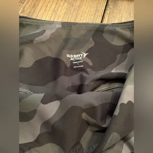 Old Navy Active Camo Cropped Leggings Sz L Squatproof EUC 7/8 length thumbnail 4