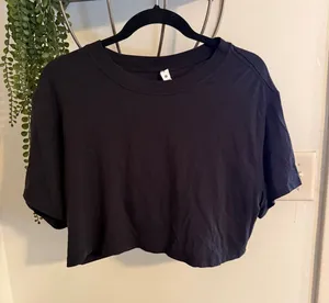 Lululemon Cropped Black Tee thumbnail 1