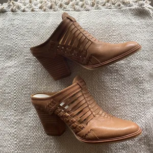 Dolce Vita ankle boots in SZ 6.5 thumbnail 2