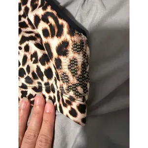 VS Pink leopard bra thumbnail 3